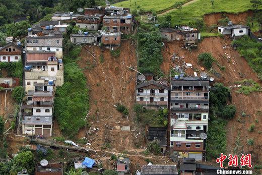 湖南一房屋被泥石流冲毁 约20人被困